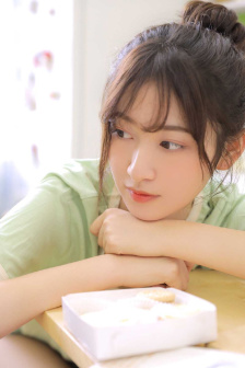 女性黑色蕾丝抹胸开叉短裙穿搭